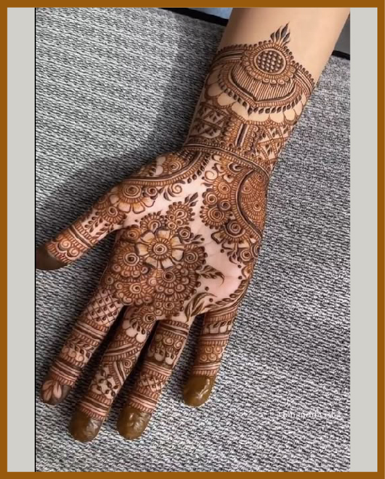 Balanced linework in royal front hand mehndi design Balanced linework in royal front hand mehndi design