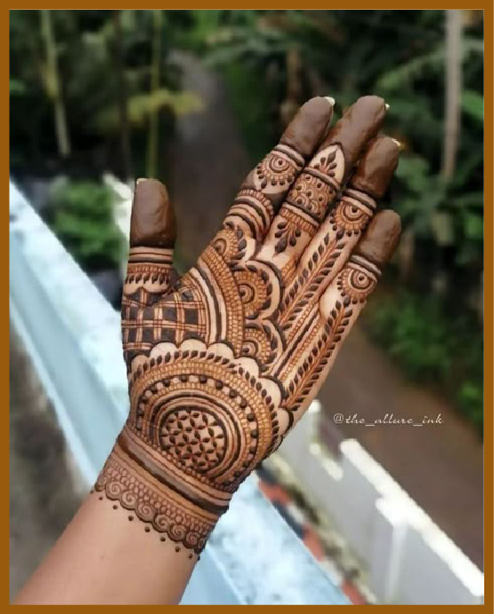 Bold outlines in royal front hand mehndi design Bold outlines in royal front hand mehndi design