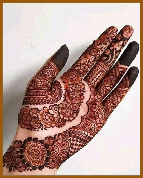 Chain bands layered in royal front hand mehndi design Chain bands layered in royal front hand mehndi design