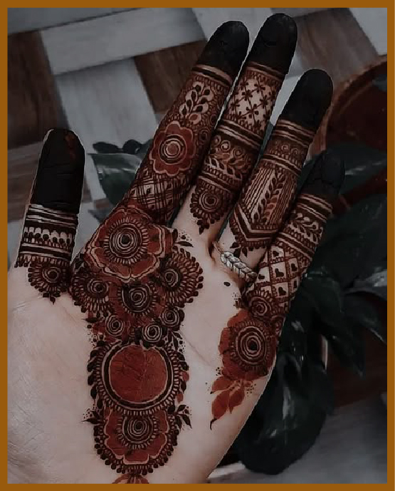 Thick swirl base in royal front hand mehndi design Thick swirl base in royal front hand mehndi design