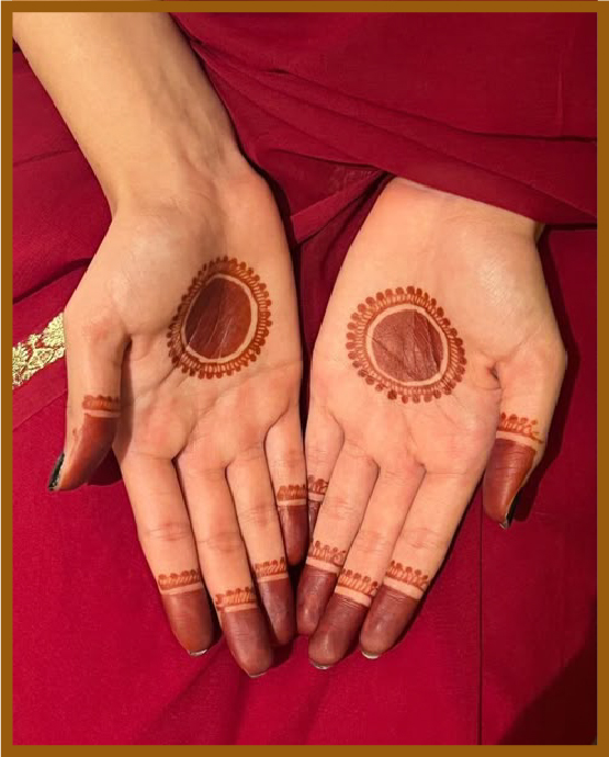 Basic circular art in simple front hand mehndi design Basic circular art in simple front hand mehndi design