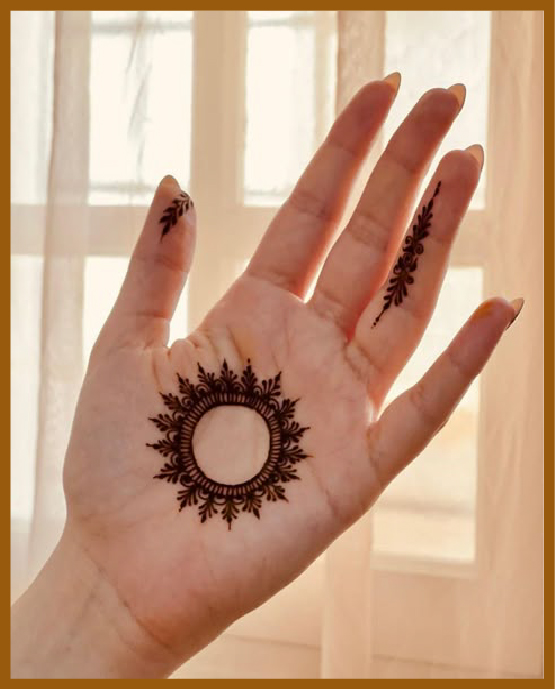 Basic floral circle in simple front hand mehndi design Basic floral circle in simple front hand mehndi design