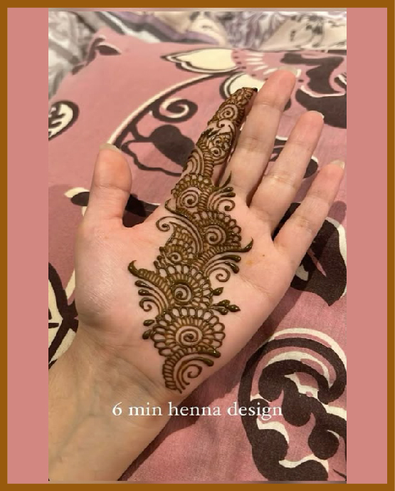 Bold lined floral chain art in simple front hand mehndi design Bold lined floral chain art in simple front hand mehndi design