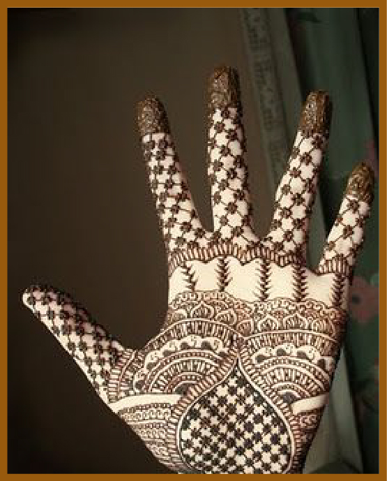 Stylish front hand mehndi design using floral netting Stylish front hand mehndi design using floral netting
