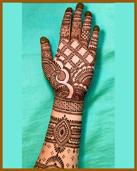 Stylish front hand mehndi design with leafy chain links Stylish front hand mehndi design with leafy chain links