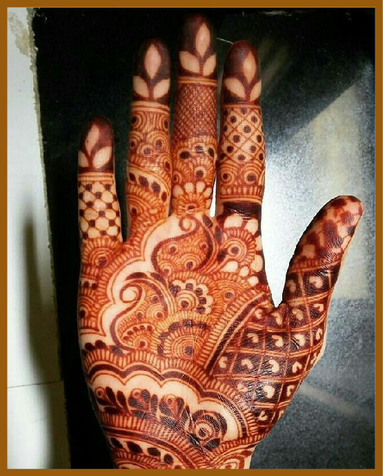 Stylish front hand mehndi design with linked flowers and lines Stylish front hand mehndi design with linked flowers and lines