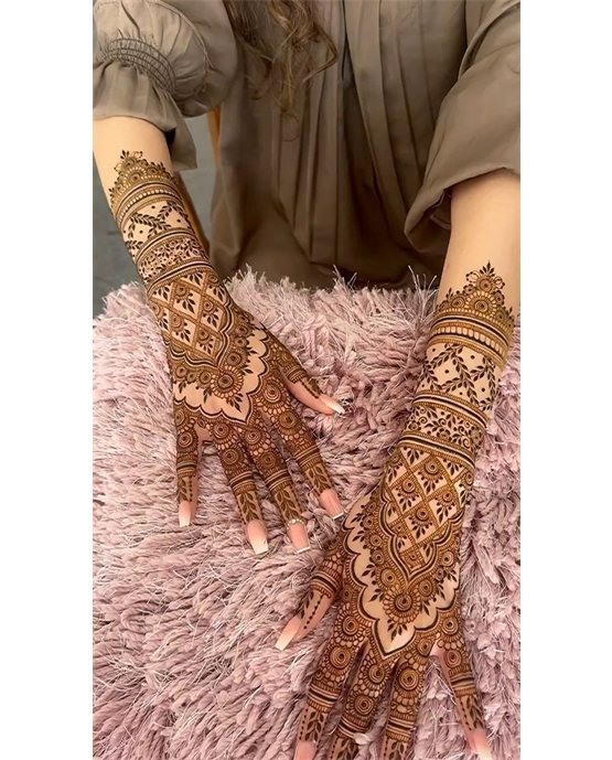 Scallop Garland Accent Blending Into Modern Full Hand Mehndi Design Scallop Garland Accent Blending Into Modern Full Hand Mehndi Design