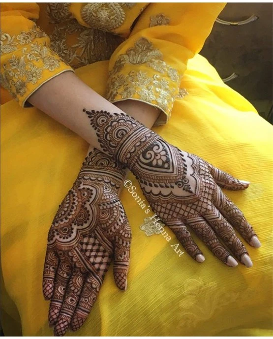 Scallop Garland Accent Blending Into Simple Full Hand Mehndi Design Scallop Garland Accent Blending Into Simple Full Hand Mehndi Design