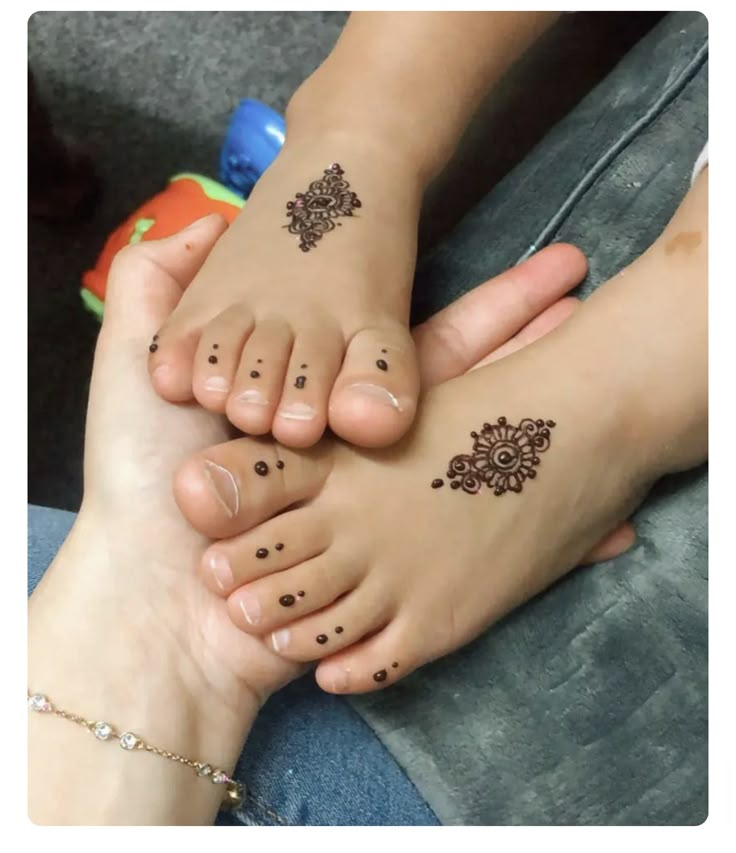 Kids cute mehndi design 24 Kids cute mehndi design 24
