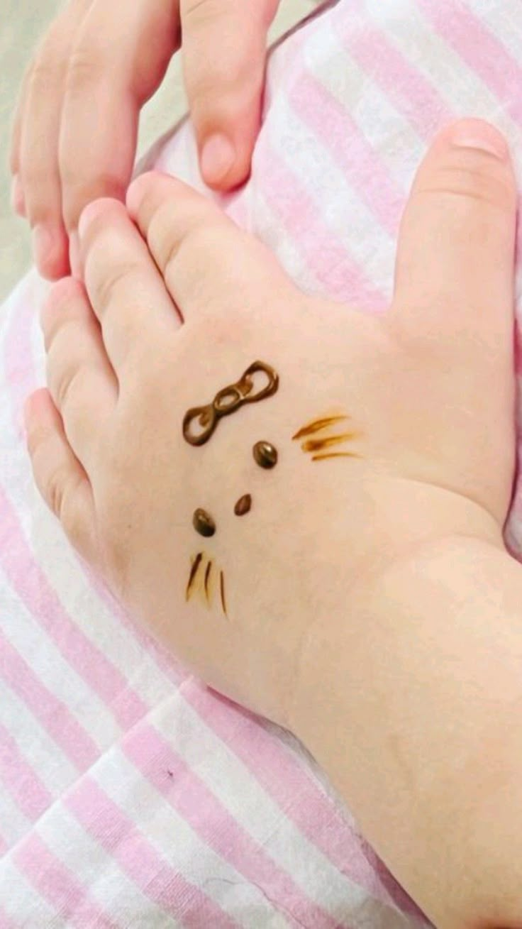 Kids cute mehndi design 37 Kids cute mehndi design 37