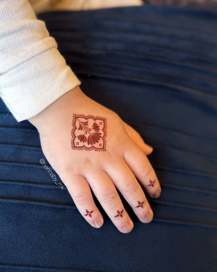 Kids cute mehndi design 50 Kids cute mehndi design 50